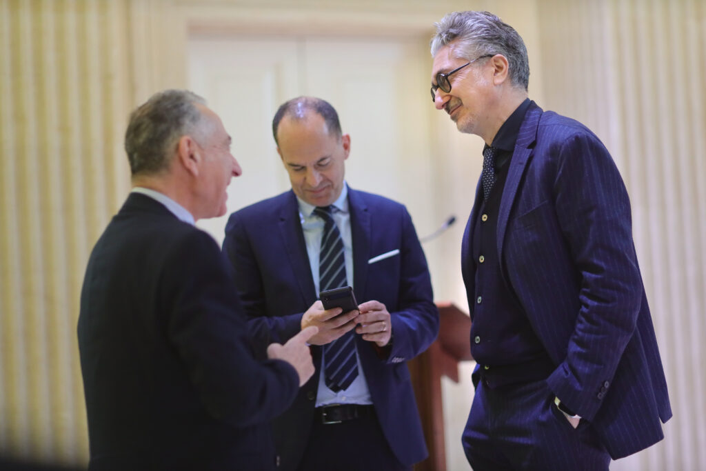 L'analisi tecnica di Glam Aura sul convegno "Vengo dopo il DIGEAT" di Lecce: Cybersecurity, Compliance e Intelligenza Artificiale al centro della Governance digitale. Scopri le date ufficiali del Festival 2026 e le riflessioni del Garante Privacy e di ACN sul rapporto uomo-macchina.
#DIGEAT2026 #AndreaLisi #Cybersecurity #Compliance #IntelligenzaArtificiale #GarantePrivacy #ACN #GovernanceDigitale #Lecce #GlamAuraMagazine